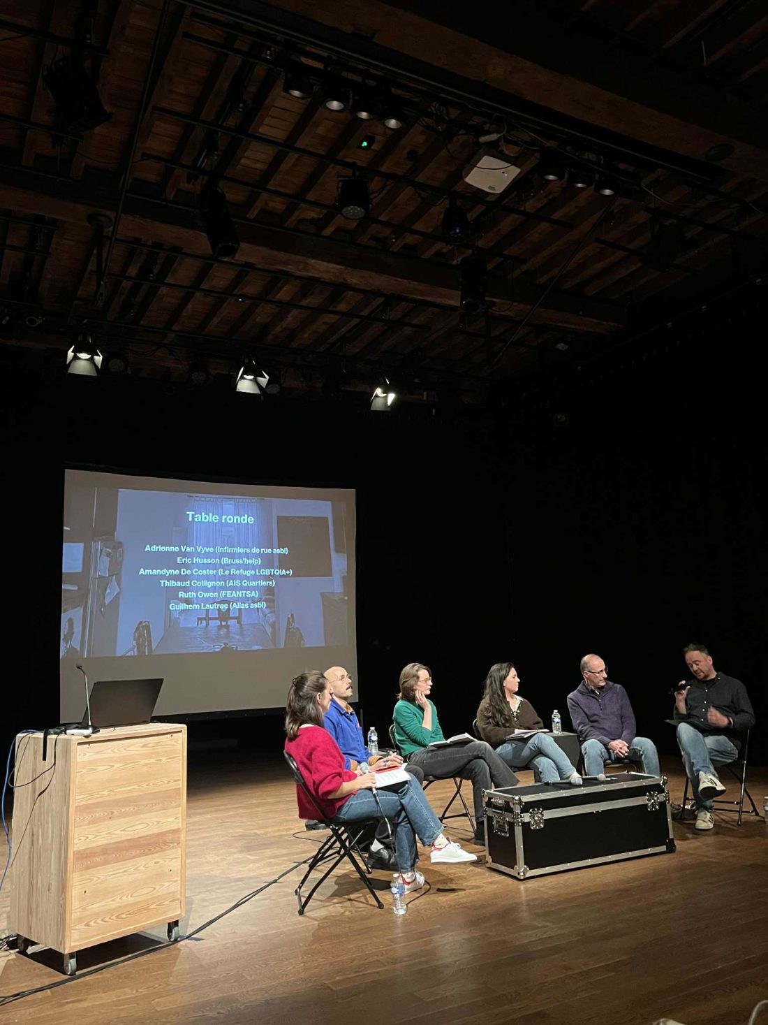 Avec Adrienne Van Vyve (Infirmiers de Rue asbl), Guilhem Lautrec (Alias asbl), Ruth Owen (FEANTSA), Amandyne De Coster (Le Refuge LGBTQIA+), Thibaud Collignon (AIS Quartiers) et Eric Husson (Bruss’help)